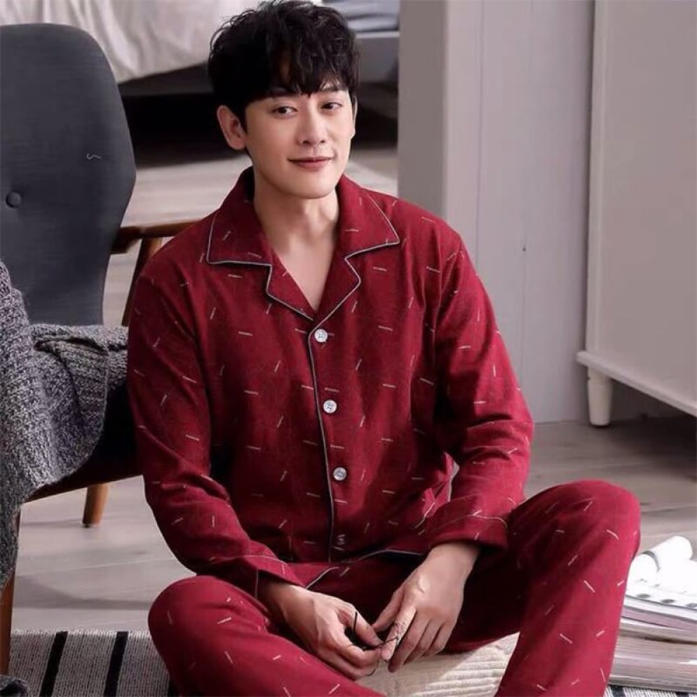 Pyjama classique pour homme porté par un homme assise sur un tapis devant une chaise dans une maison