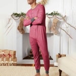Pyjama rayé à manches longues pour homme à la mode, porté par un homme devant une chaise dans une maison