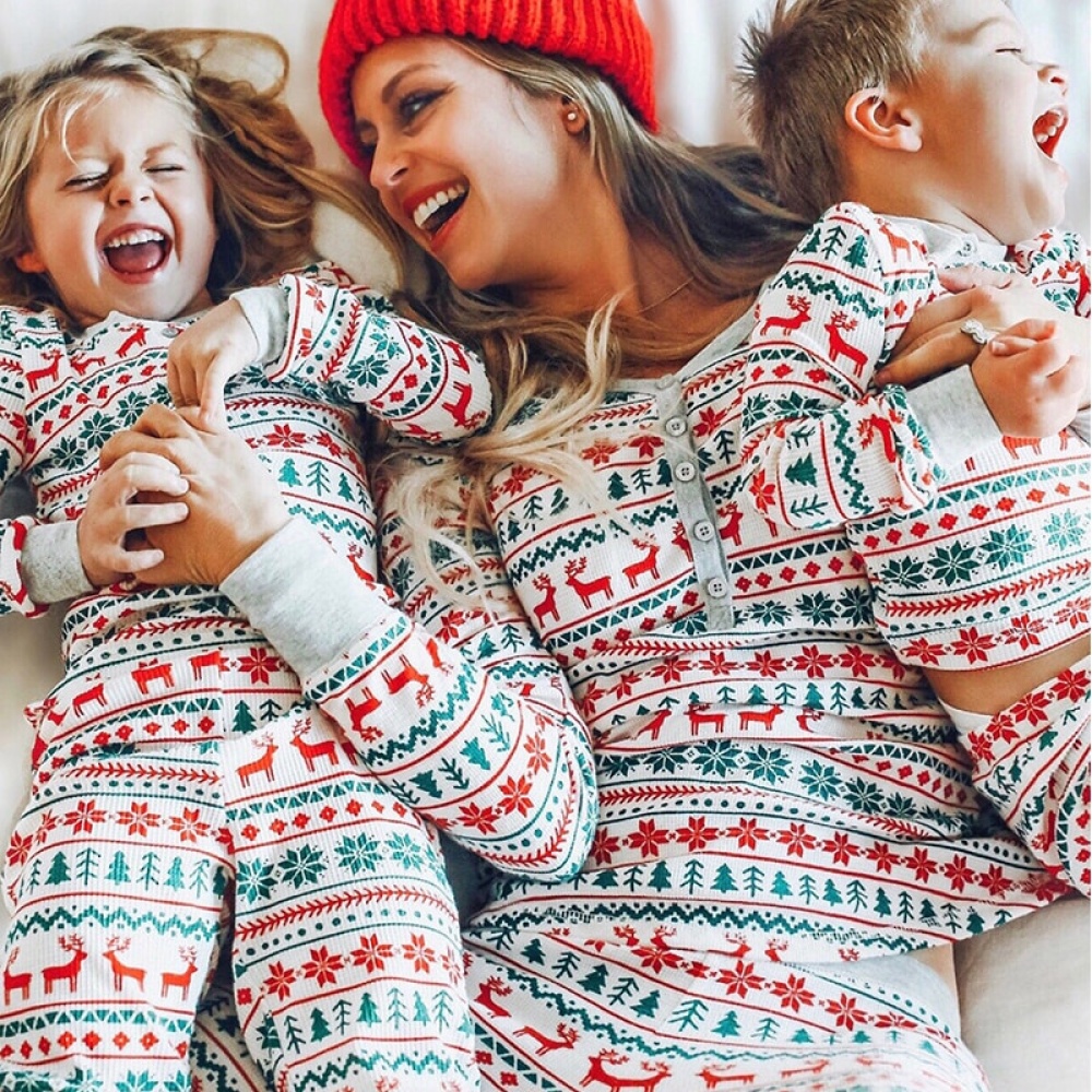 Pyjama de noël pour toute la famille petits imprimés cerf très à la mode