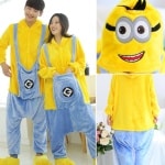 Pyjama combinaison humoristique "les Mignons" unisexe pour adultes porté par un couple dans une maison