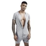 Pyjama combinaison unie short et manches courtes pour hommes gris sexy porté par un homme