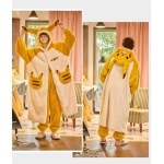 Pyjama en peluche de Pikachu pour homme et femmes porté par un homme très à la mode dans une maison