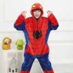 Pyjama Spider Man pour adultes porté par une femme dans une maison