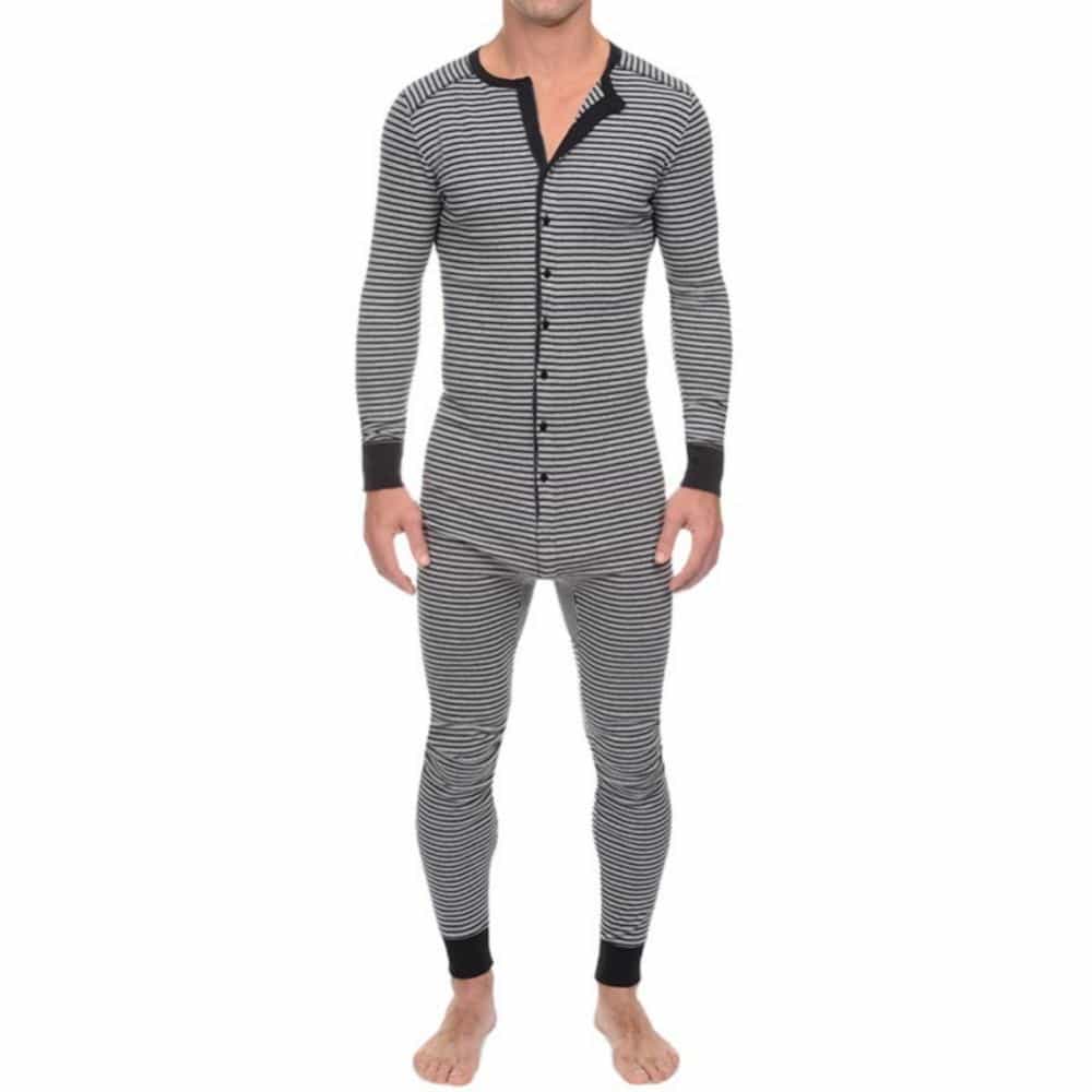 Pyjama combinaison à rayures pour hommes porté par un homme très haute qualité à la mode