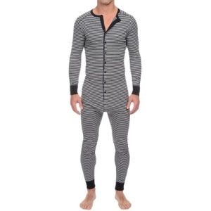 Pyjama combinaison à rayures pour hommes porté par un homme très haute qualité à la mode