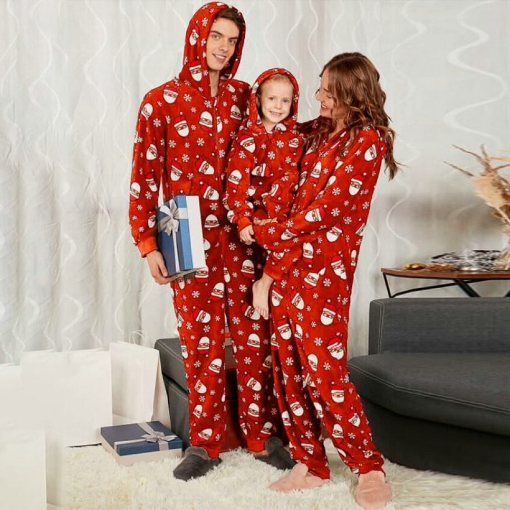 Combinaison Pyjama de noël à capuche pour la famille complet, portés par une famille devant un canapé dans une maison
