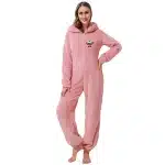 Combinaison pyjama polaire avec logo pour femme rose porté par une femme à la mode