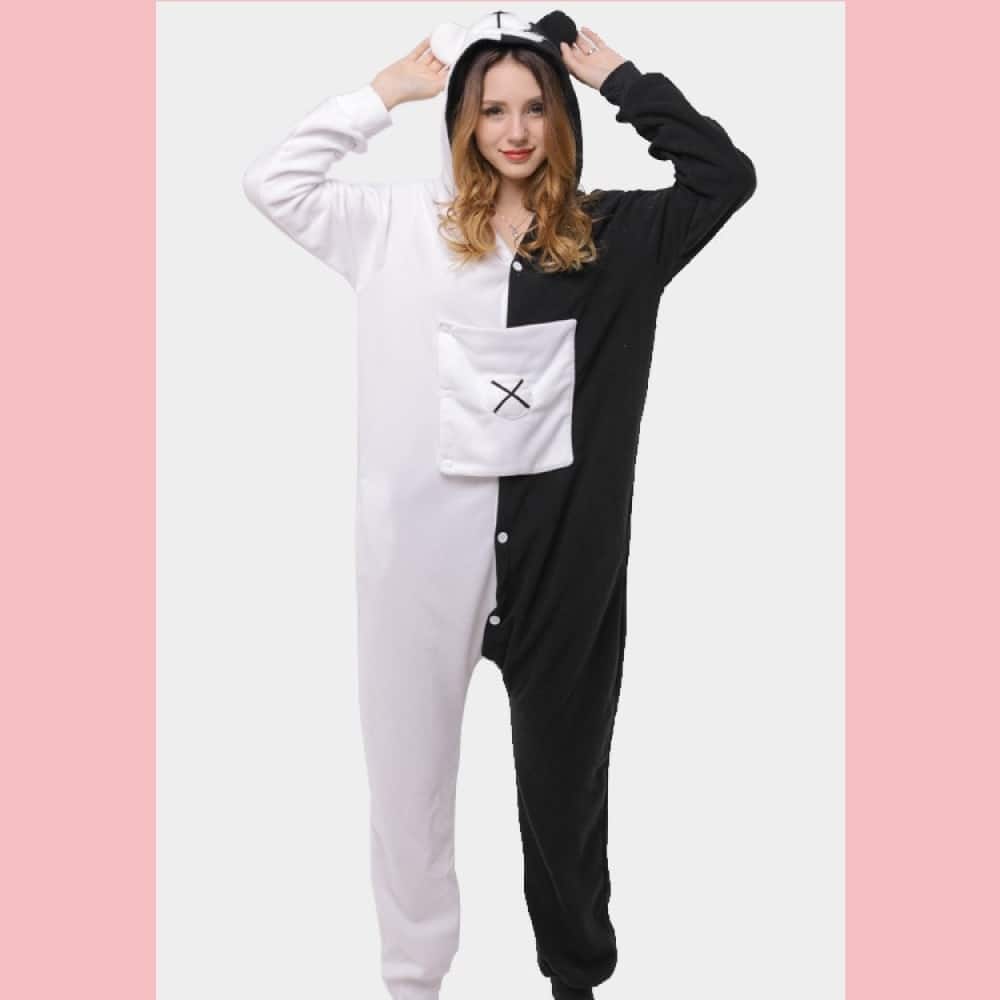 Combinaison pyjama panda bicolore pour femme blanc et noir porté par une femme