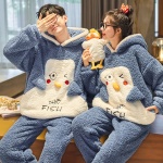 Pyjama polaire et drôle pour couple bleu et blanc porté par une couple, dans une maison