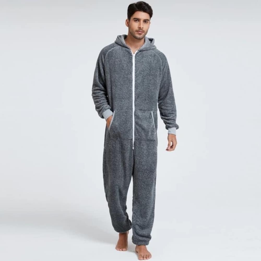 Combinaison pyjama gris polaire très haute qualité porté par un homme à la mode