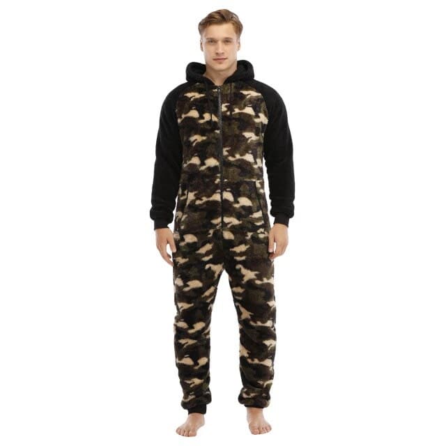 Combinaison pyjama polaire à motif militaire très haute qualité porté par un homme à la mode