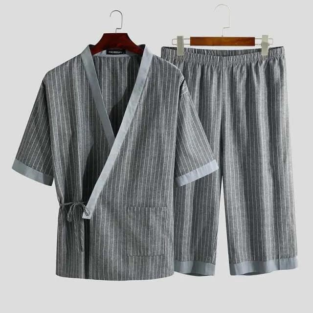 Pyjama d'été kimono gris sur une ceintre à la mode