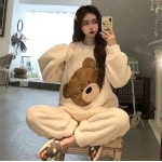 Pyjama d'hiver polaire ours pour femme très haute qualité porté par une femme à la mode