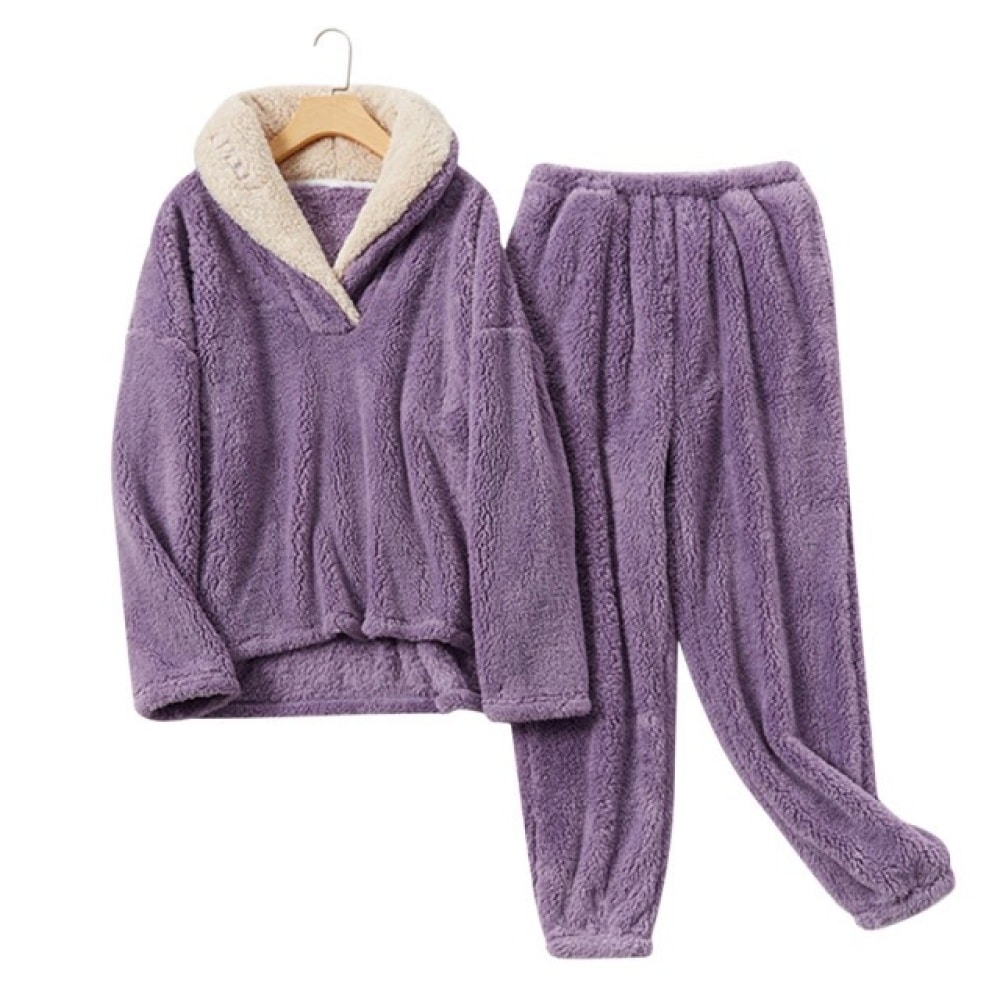 Ensemble pyjama d’hiver en polaire pour femme violet sur une ceintre à la mode
