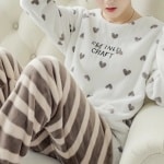 Pyjama d’hiver manches longues motif cœur et des rayures blanc et marron à la mode
