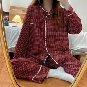Pyjama d’hiver rétro à carreaux pour femmes porté par une femme sui prend une photo devant un miroir