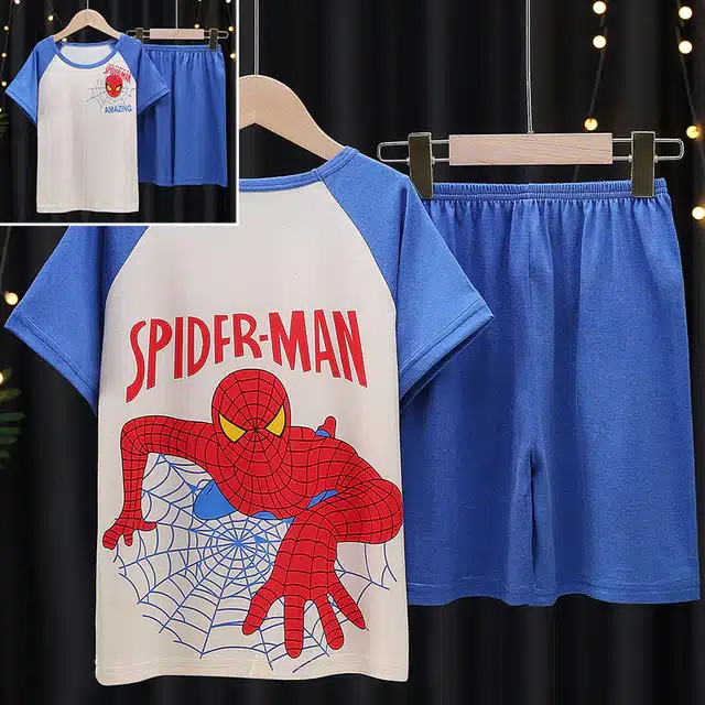 Pyjama d'été à manches courtes Spiderman à la mode bleu sur une ceintre
