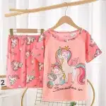 Pyjama d'été licorne pour petite fille rose sur une ceintre dans une maison