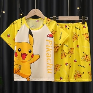Pyjama d'été Pikachu pour enfant jaune sur une ceintre dans une maison