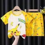 Pyjama d'été Pokémon Pikachu pour enfant jaune sur une ceintre dans une maison