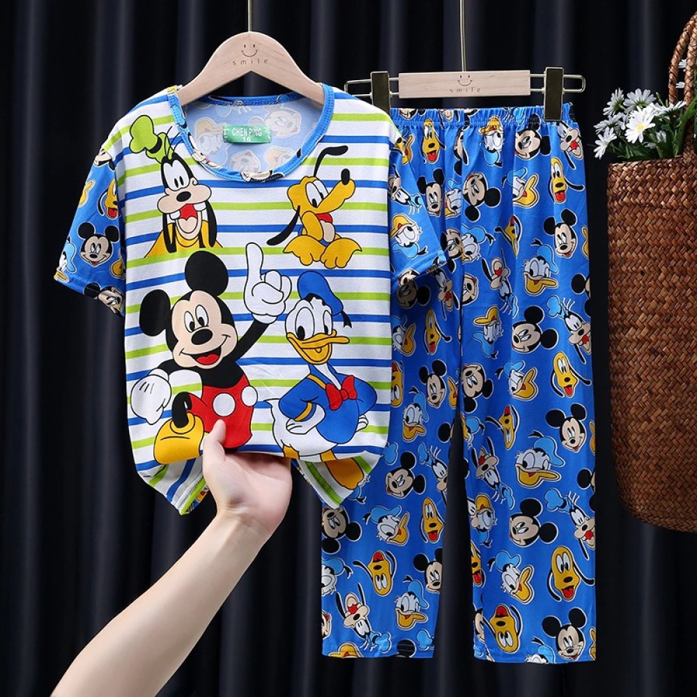 Pyjama d'été pour enfant Disney bleu sur une ceintre dans une maison