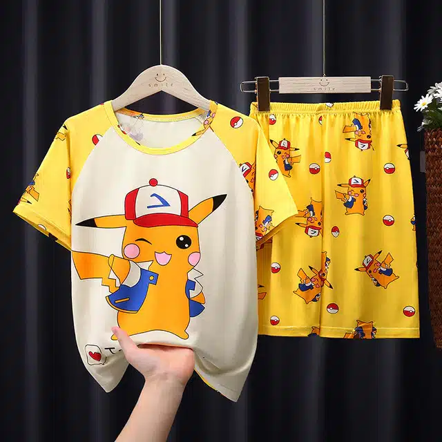 Pyjama d'été pour enfant Pikachu clin d'oeil coton à la mode sur une ceintre dans une maison