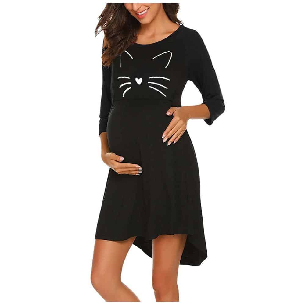 Jeune femme portant une Chemise de nuit noire de grossesse au motif de chat
