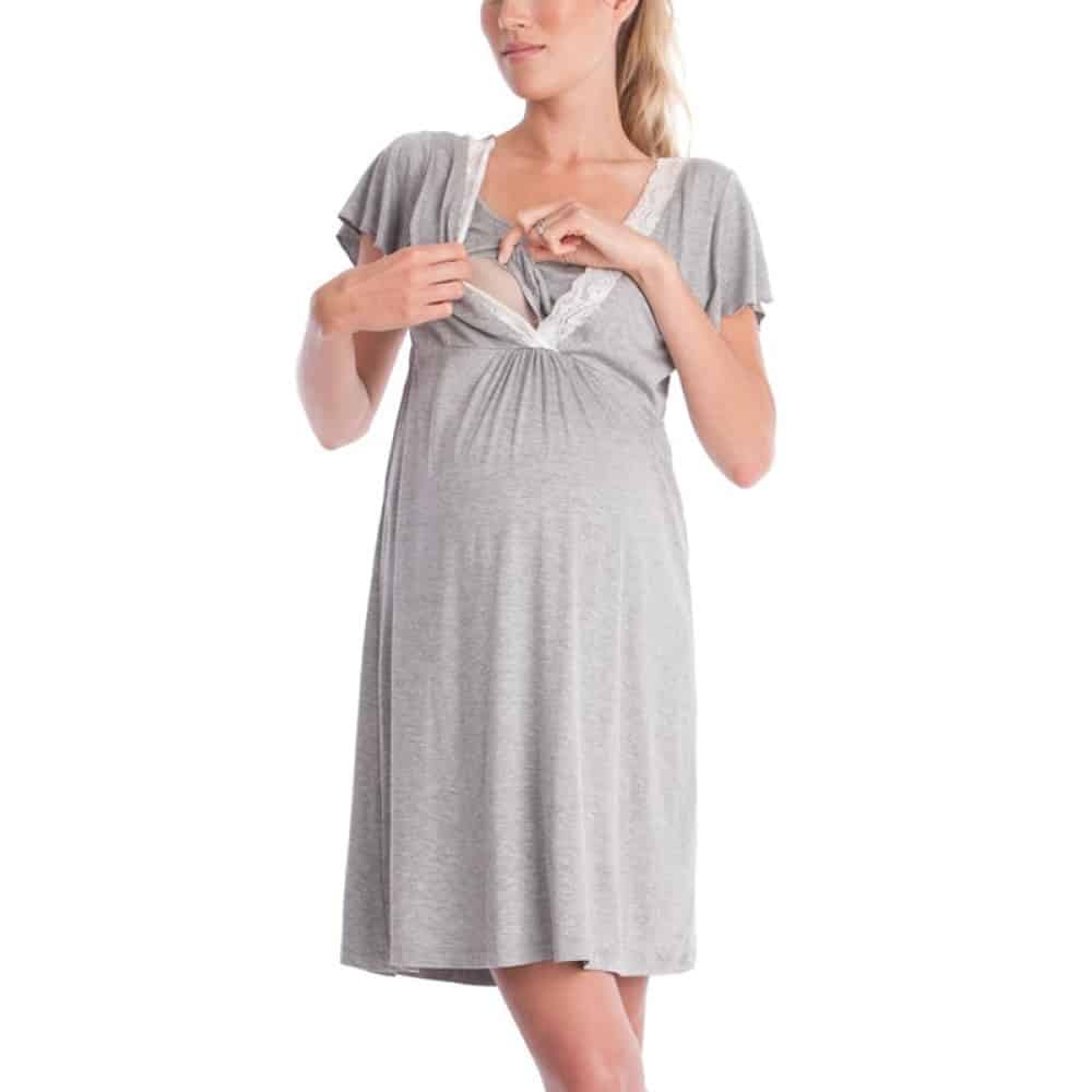 Chemise de nuit pour femme enceinte grise avec une femme enceinte qui porte la chemise et un fond blanc