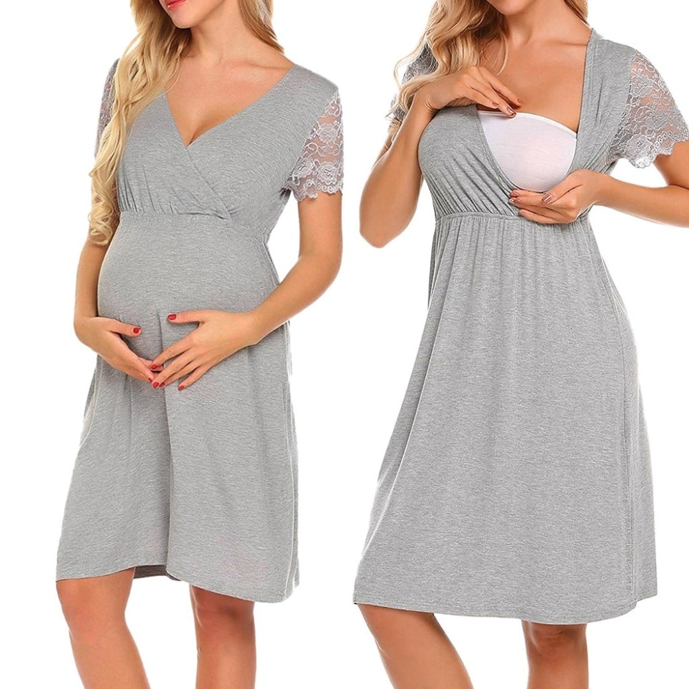Chemise de nuit grise pour femme enceinte qui facilite l'allaitement. Elle est portée par une femme blonde