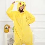 Combinaison Pikachu avec une femme qui porte le pyjama et un fond une chambre