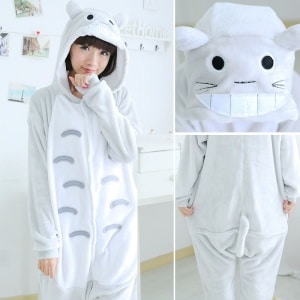 Combinaison pyjama Toroto le lapin pour femmes gris et blanc avec une femme qui porte le pyjama et un fond d'une chambre