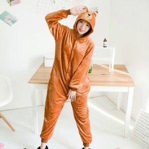 Combinaison pyjama ours pour femmes marron avec un fond un bureau