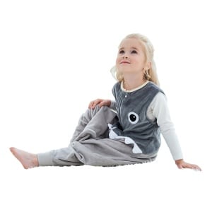 Combinaison toute douce pour enfant en forme d'animal en gris avec un petit qui porte la combinaison et un fond blanc