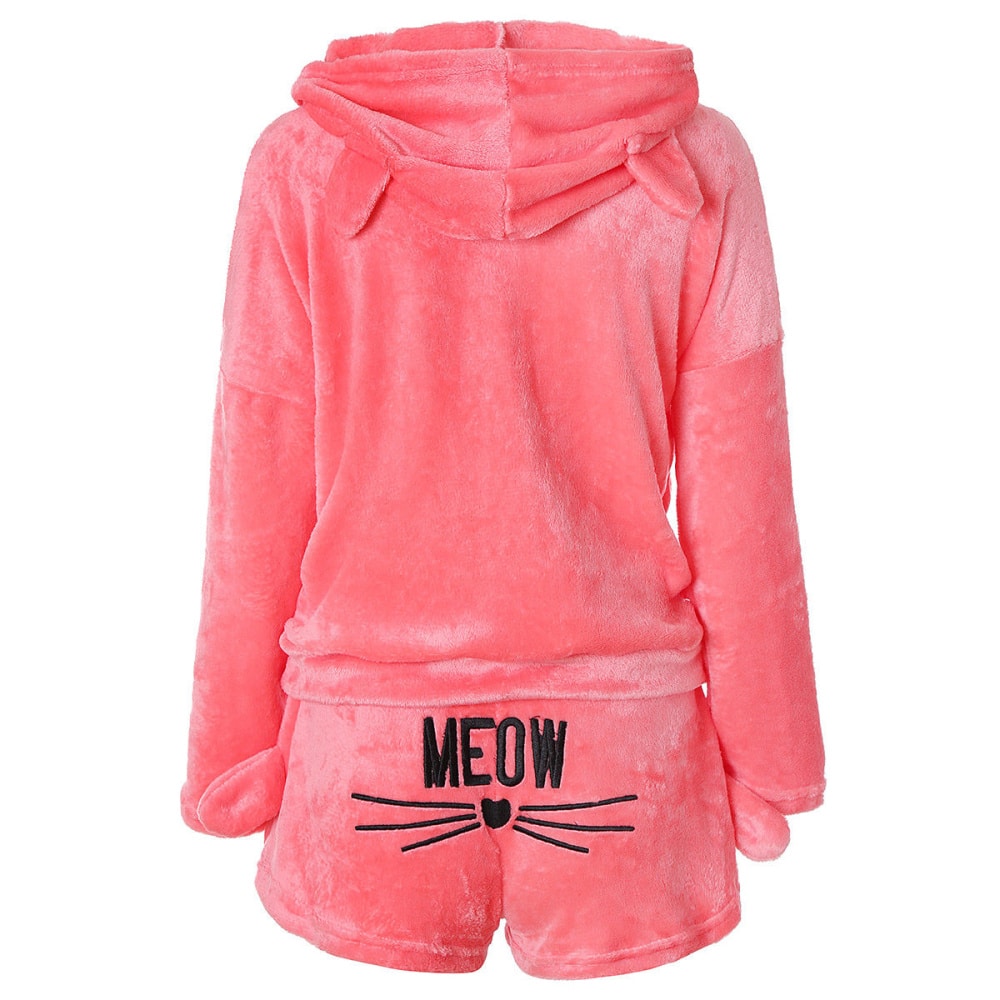 Pyjama en polaire rose à longues manches. Le pyjama a une capuche avec des oreilles de chats dessus. Sur l'arrière du short, il y a un motif de moustache de chat avec écris MEOW.
