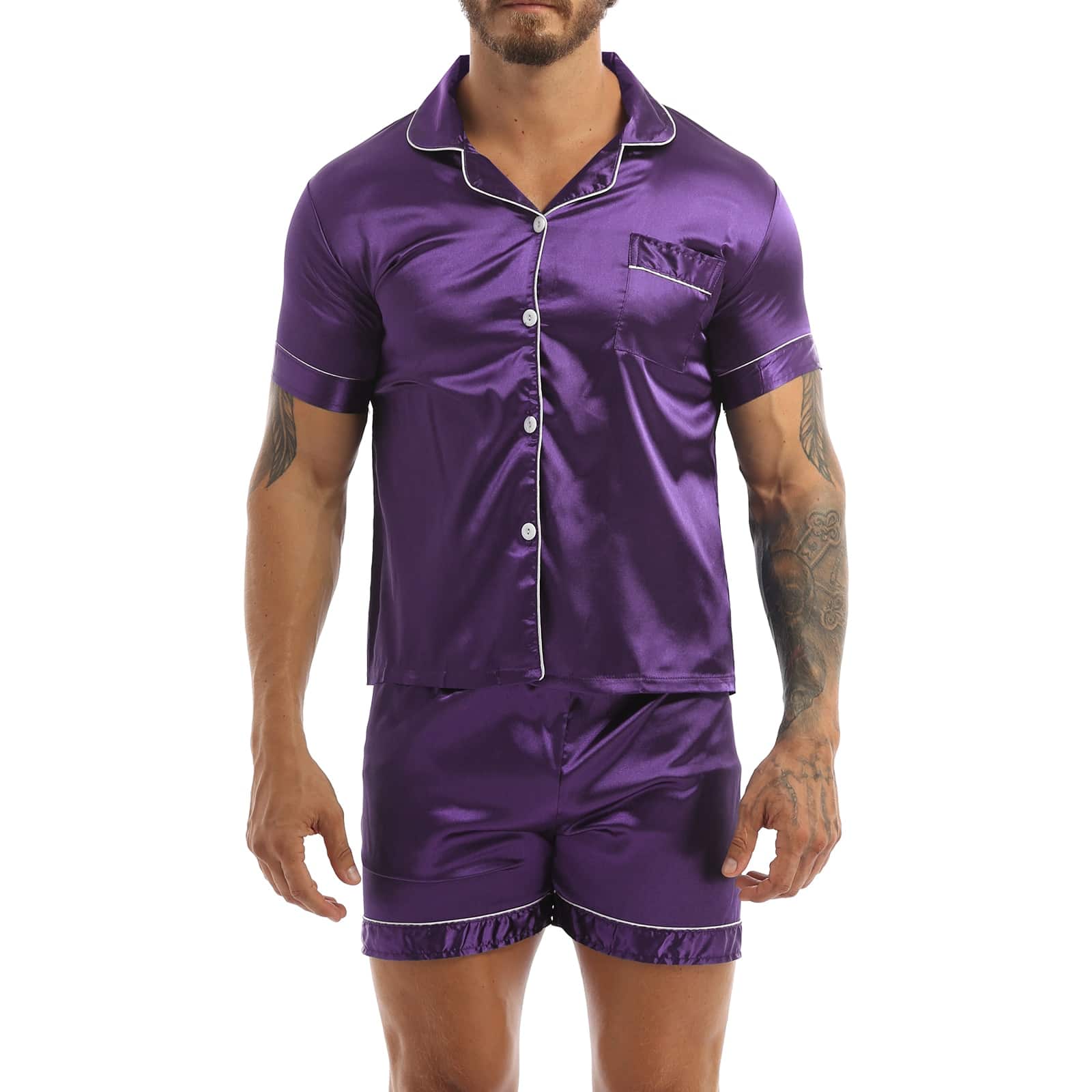 Pyjama en satin violet porté par un homme tatoué sur son bras gauche , le pyjama est composé d'un short et d'une chemise avec boutons sur le devant