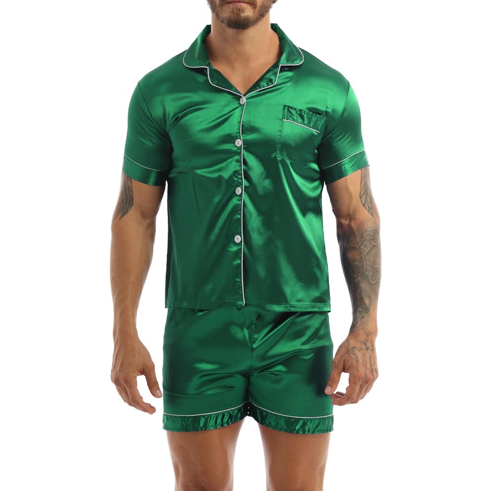 Pyjama en satin vert porté par un homme tatoué sur son bras gauche , le pyjama est composé d'un short et d'une chemise avec boutons sur le devant