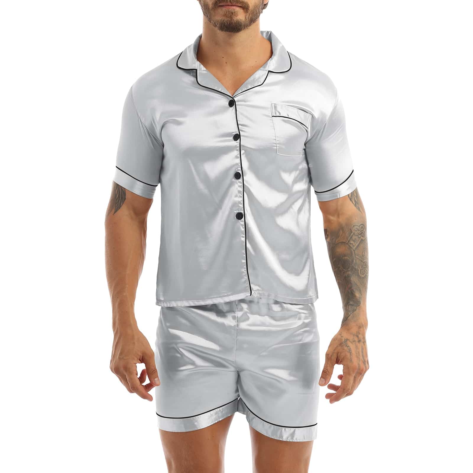 Pyjama en satin gris porté par un homme tatoué sur son bras gauche , le pyjama est composé d'un short et d'une chemise avec boutons sur le devant