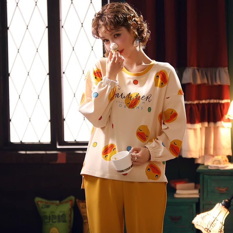 Pyjama automne manches longues avec imprimé canard pour femmes, portée par une femme