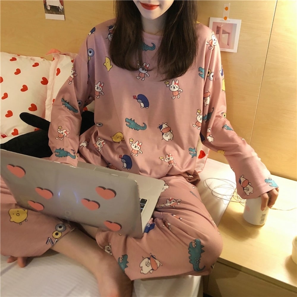 Pyjama automne manches longues à motif dessin animé pour femmes porté par une femme