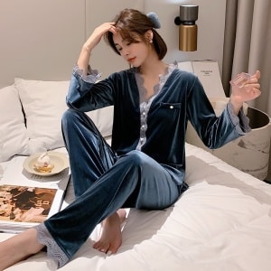 Pyjama avec col en V chaud avec une femme qui porte le pyjama dans le lit