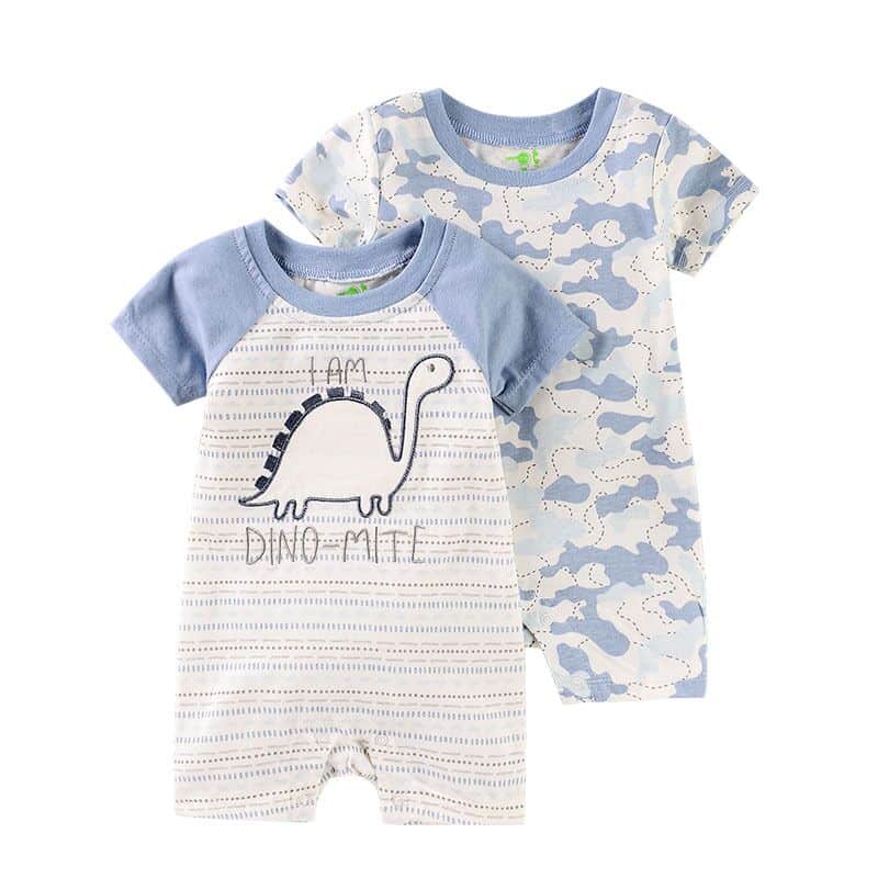 Pyjama barboteuse une pièce à motif dinosaure et camouflage pour bébé avec un fond blanc