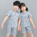 Pyjama blanc à rayures bleues deux pièces pour enfants avec deux enfants, une fille et un garçon qui prote le pyjama