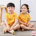 Pyjama jaune deux pièces à motif dessin animé pour enfants avec deux petits enfants qui porte le pyjama