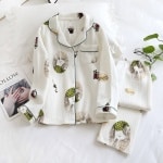 Pyjama blanc en coton à manches longues avec imprimé lapin pour l'hiver à la mode avec une feuille de fleur à côté et un magazine