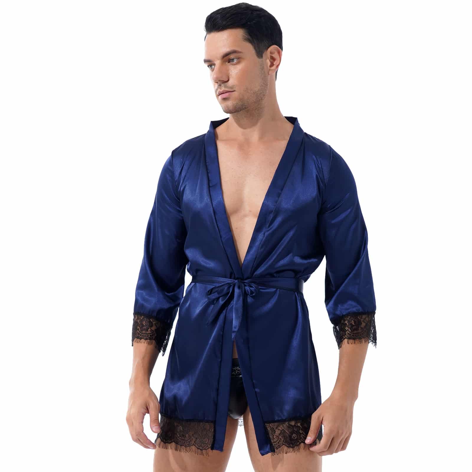 homme brun qui porte un pyjama kimono en satin court pour homme bleu marine avec les bordures en dentelle noire et le col en V