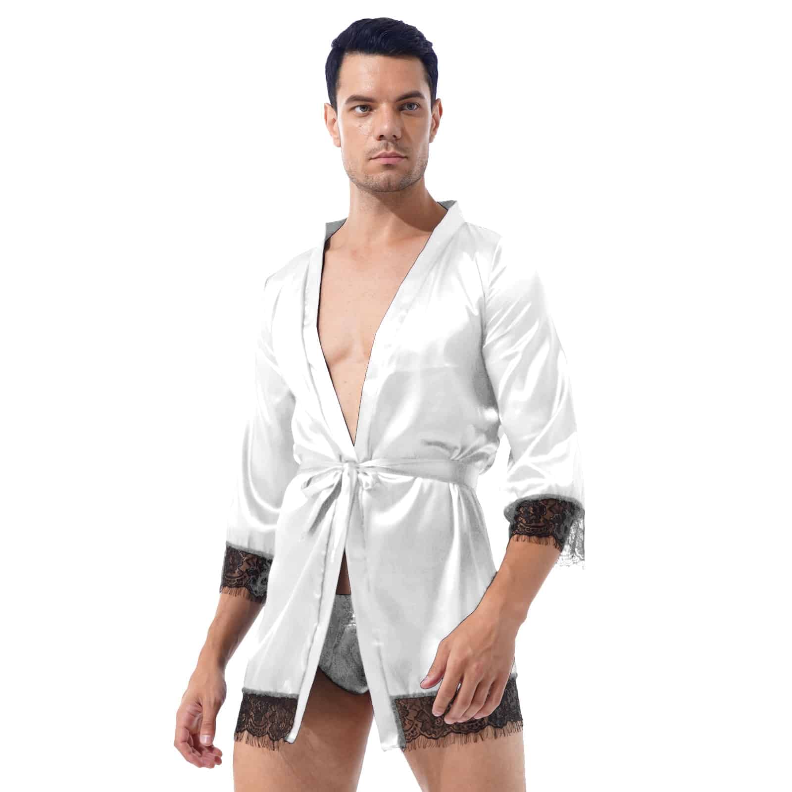 Homme qui porte un pyjama kimono court blanc avec des sous-vêtements en dessous et les bordures noires en dentelles