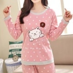Pyjama chaud chat mignon rose et gris avec une femme qui porte le pyjama
