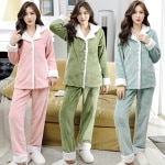 Pyjama chemisier polaire doux avec trois coloris différents est trois femmes qui porte le pyjama
