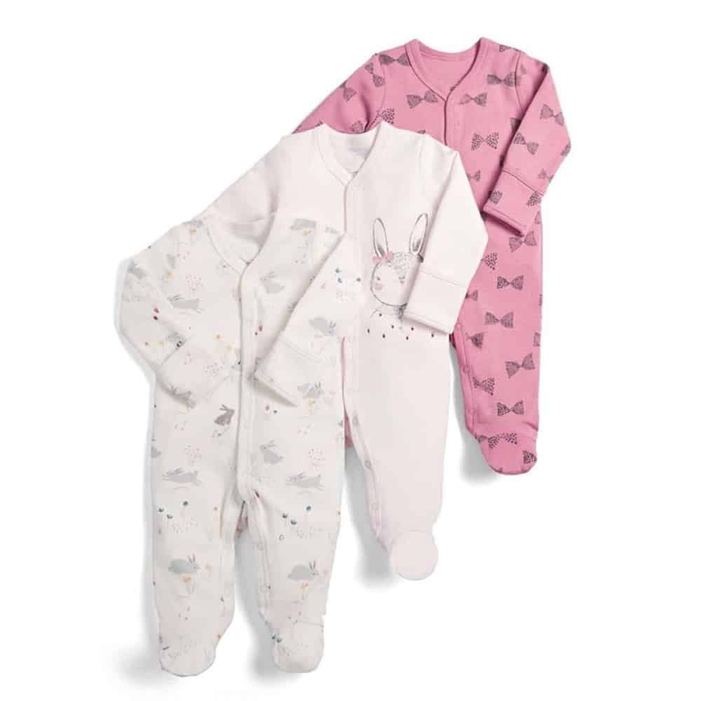 Pyjama combinaison bébé trois pièces à motif lapin et nœud avec un fond blanc