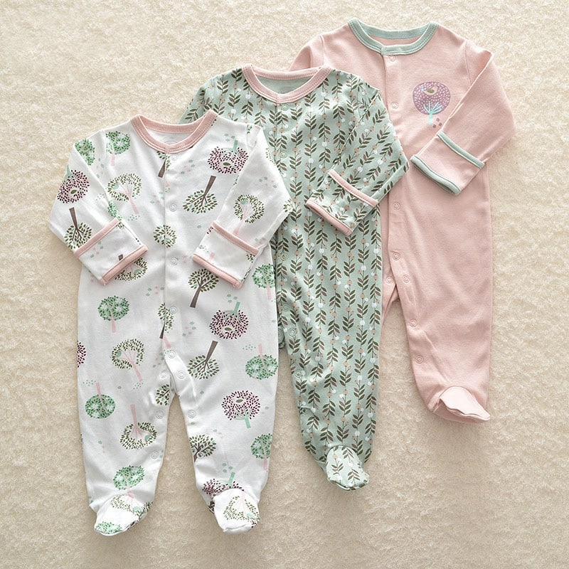 Pyjama combinaison 3 pièces à motif arbres et fleurs pour bébé avec un fond beige